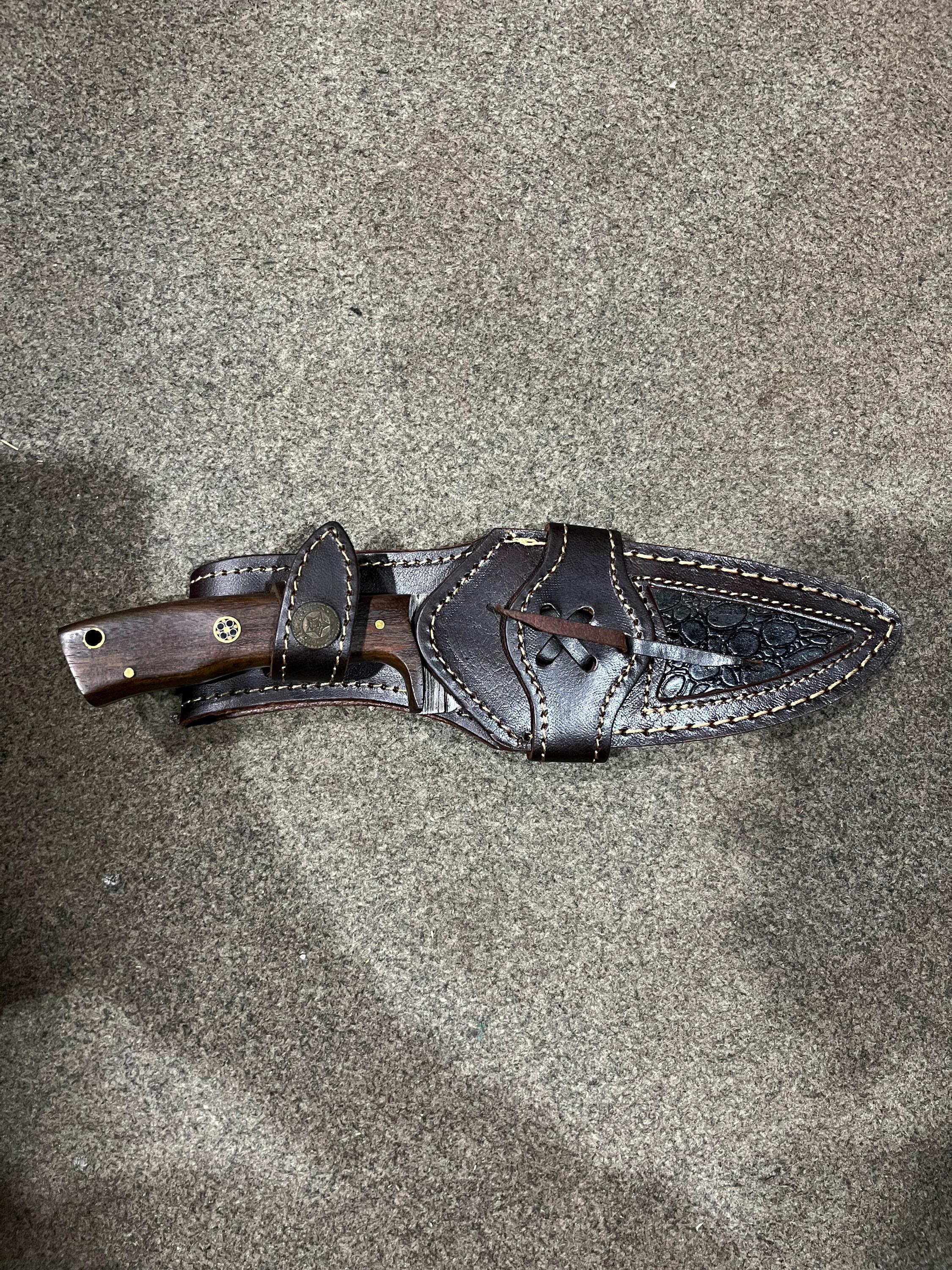 Skinning Damascus Knife : Rose wood, Damascus steel, Leather sheath thumbnail 3