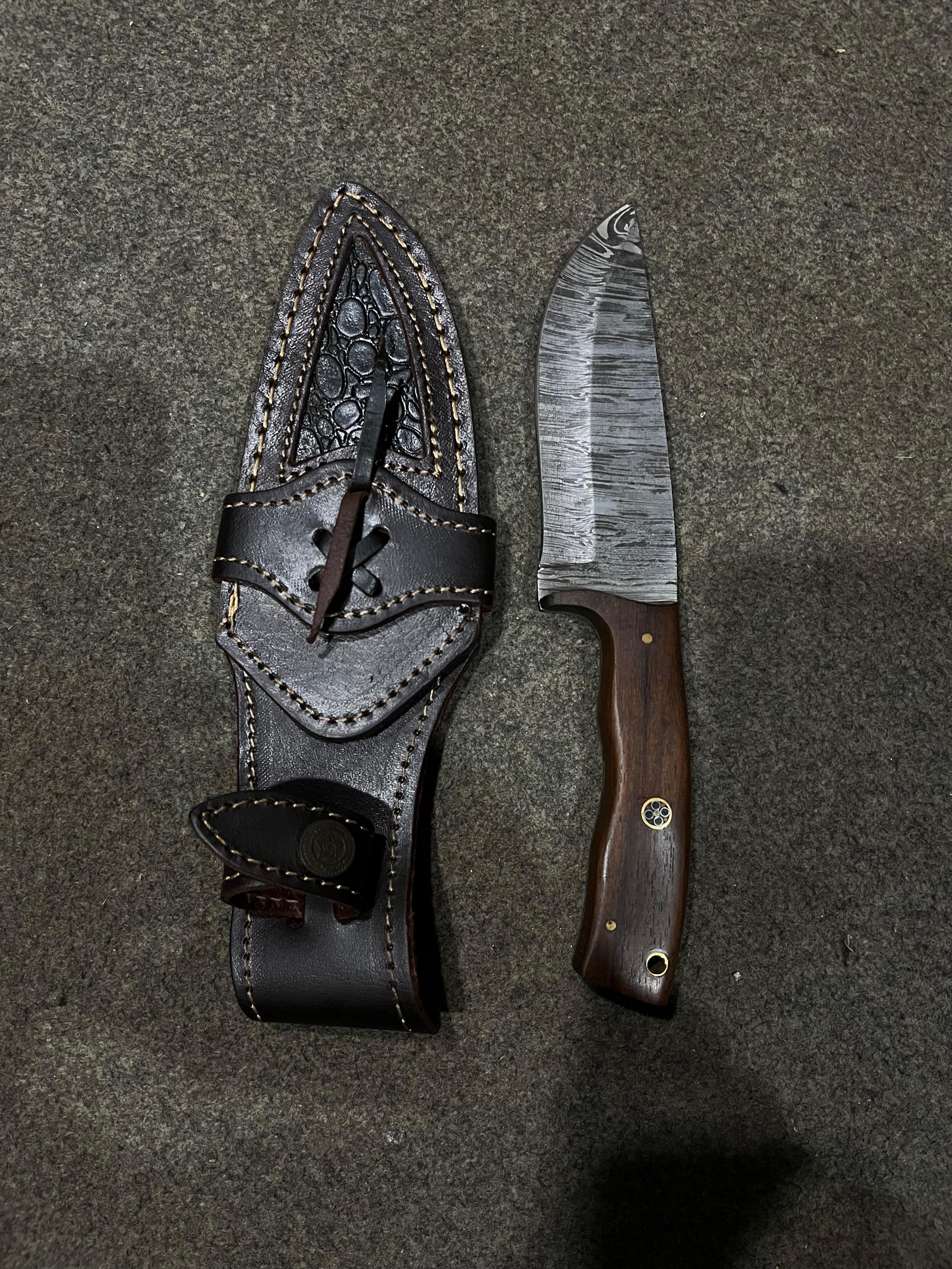 Skinning Damascus Knife : Rose wood, Damascus steel, Leather sheath
